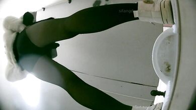 3月流出口味有点重的师范女厕后拍学妹和老师大号篇有几个年轻学妹还可以